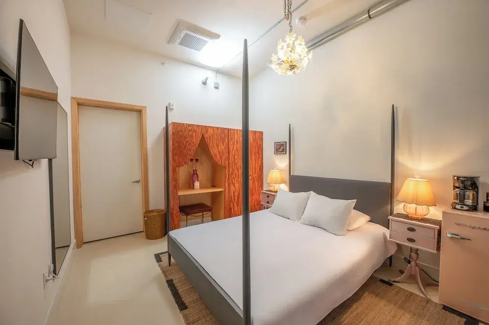 Hotel Narcissus