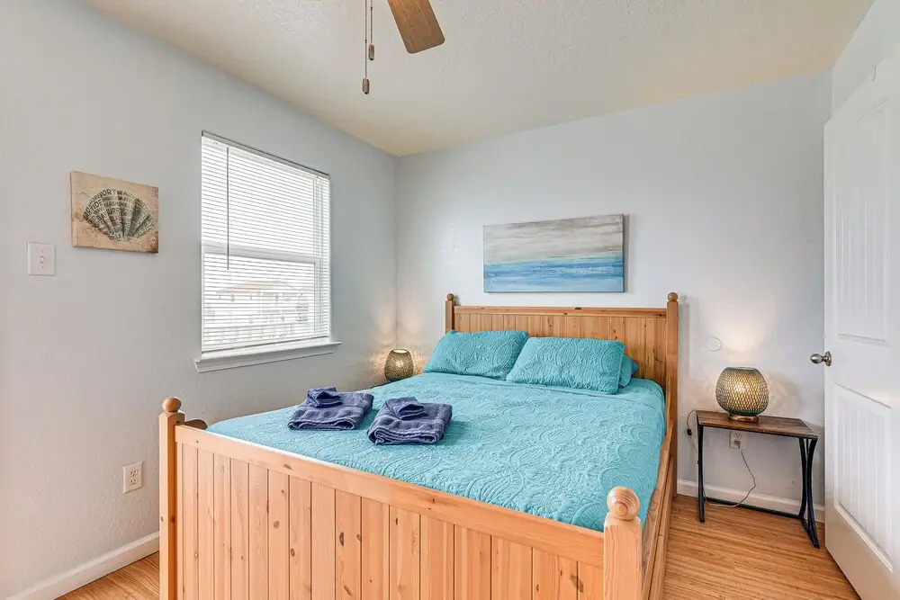 Walk to Shore & Eats: Surfside Beach Gem w/ Deck