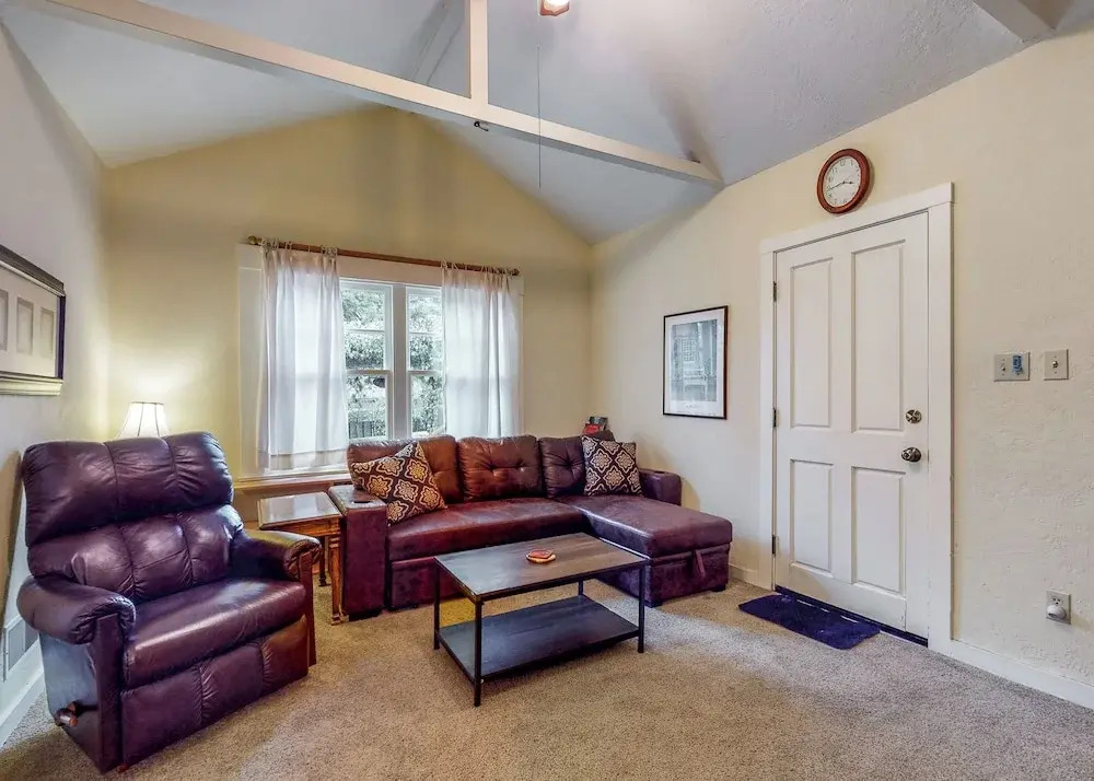 Forbestown Carriage House in the Heart of Dtwn
