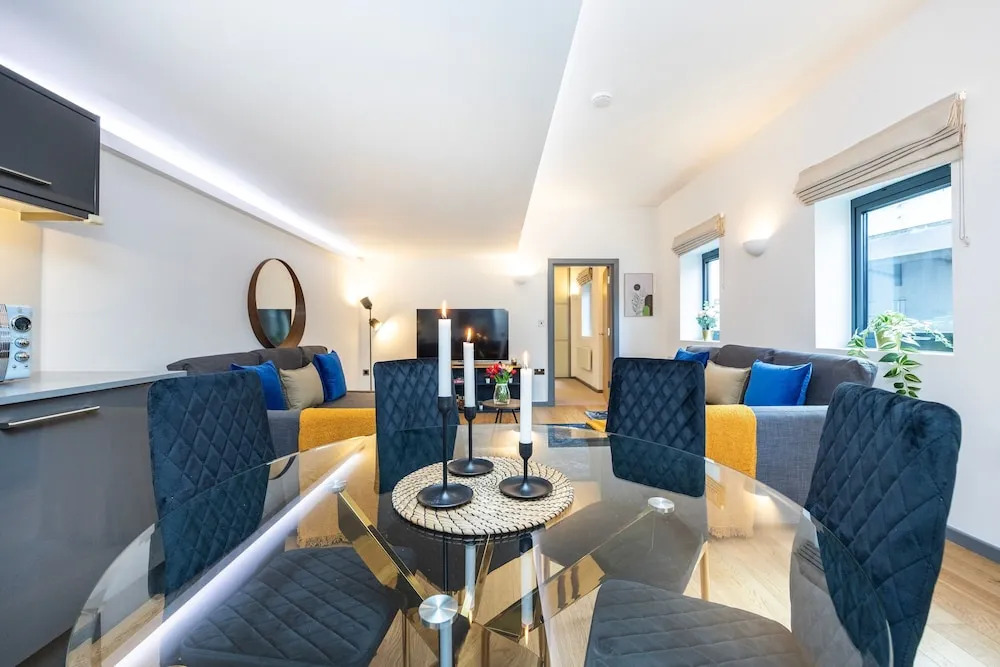 2 Bed 2 Bath Deluxe Flat in Kensington