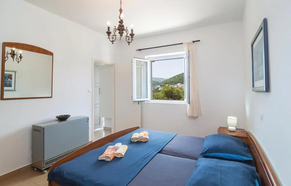 Awesome Home in Pucisca with Hot Tub, WiFi & 5 Bedrooms