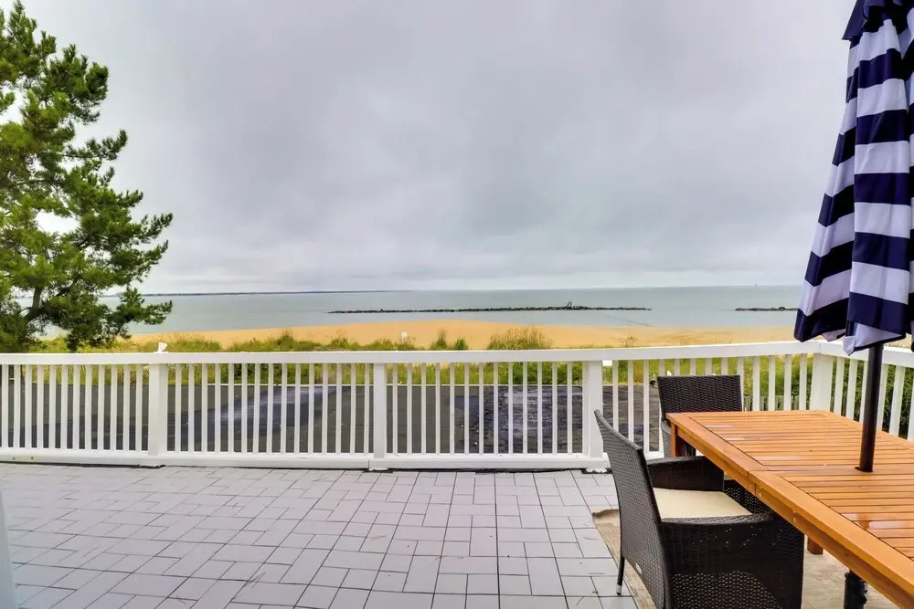 Pets Welcome: Beachfront Family Retreat in Norfolk