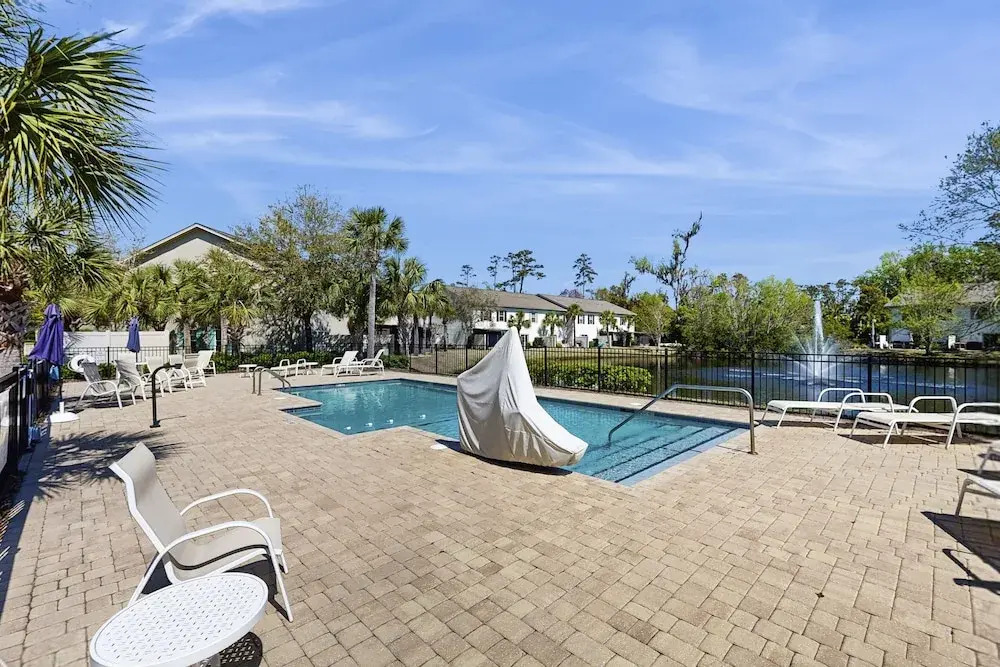 Charming Southern Townhouse W/enclosed Yard & Access to Community Pool