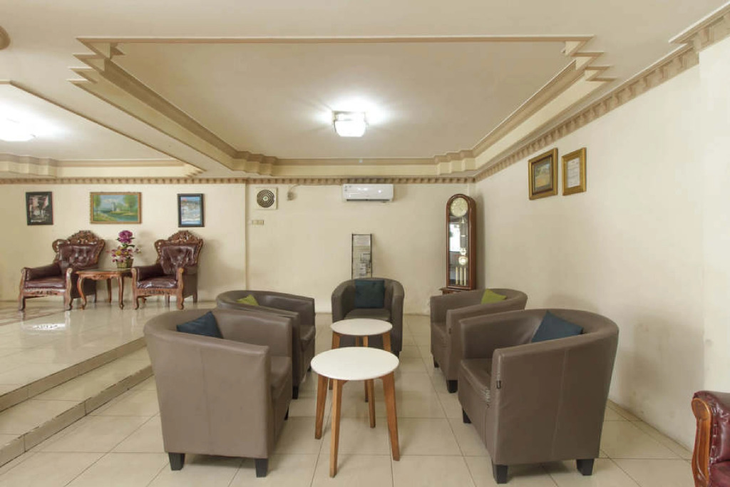 RedDoorz Plus near Taman Siring
