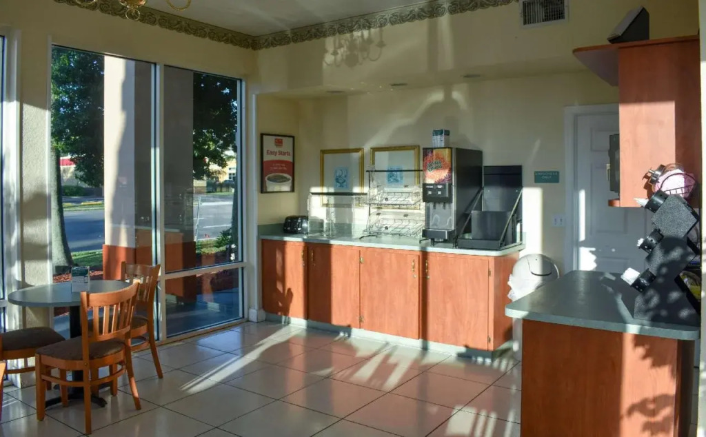 Econo Lodge Inn & Suites Clearwater Central