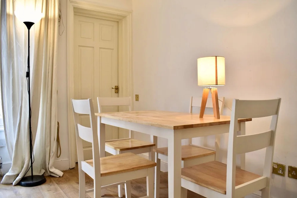 Light and Open 2 Bedroom Flat by Gloucester Road