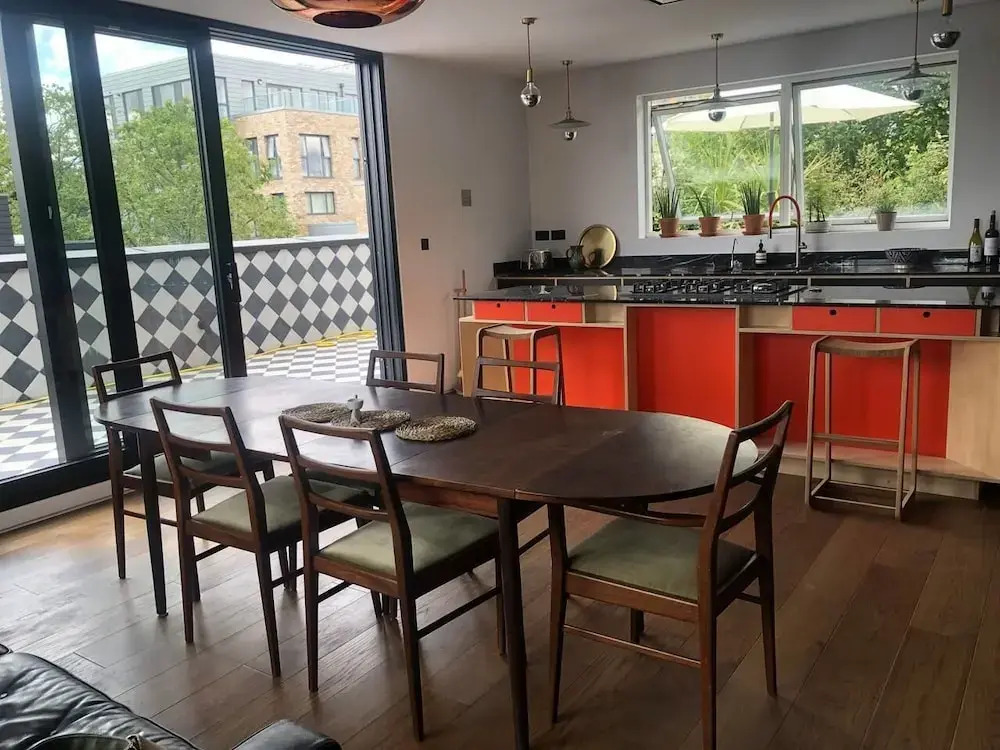 3-bed Flat w/ 2 Terraces in Hackney, East London!