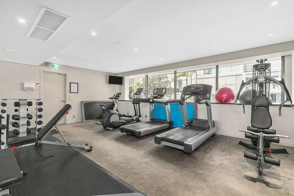 QV Upscale Modern Apt with Parking -965