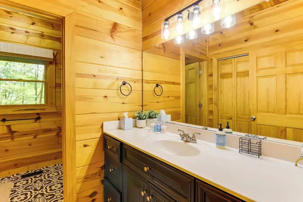 Lakeside Cabin: Game Room, Dock, Orchard, Wineries