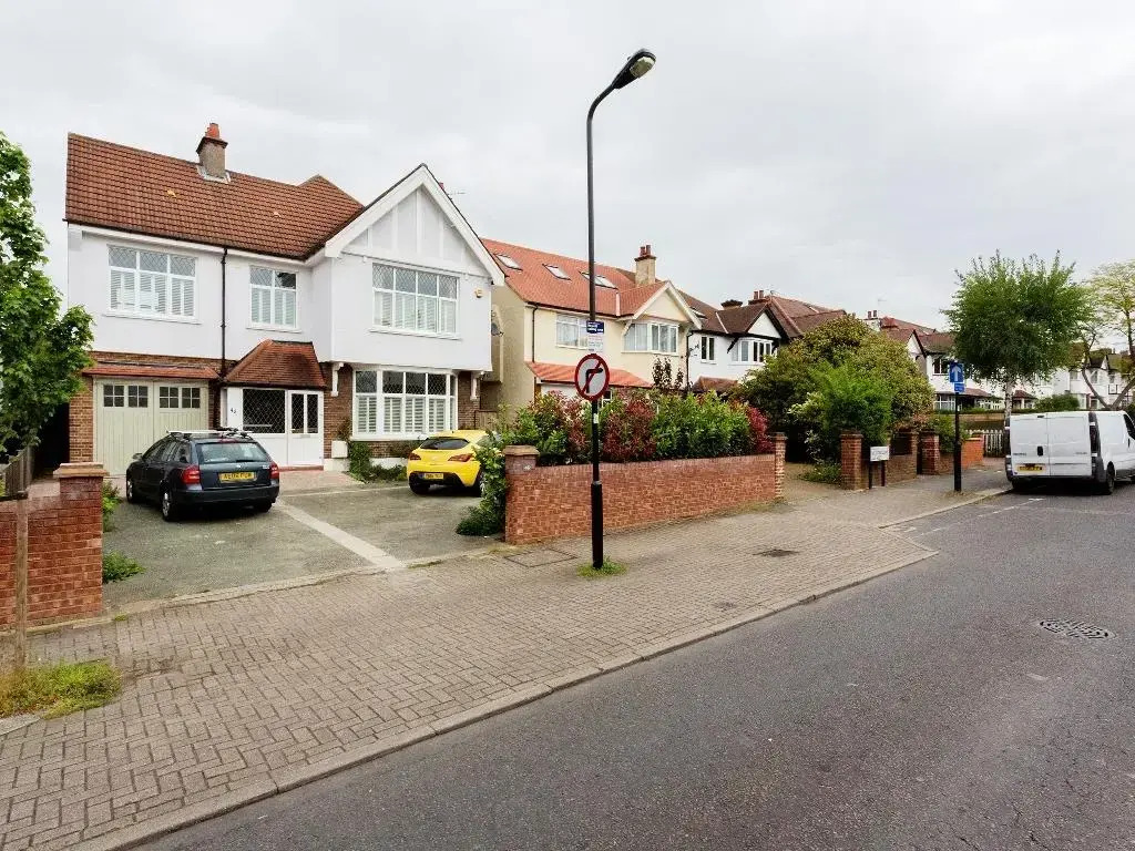 Veeve  5 Bed House On Woodbourne Avenue Streatham