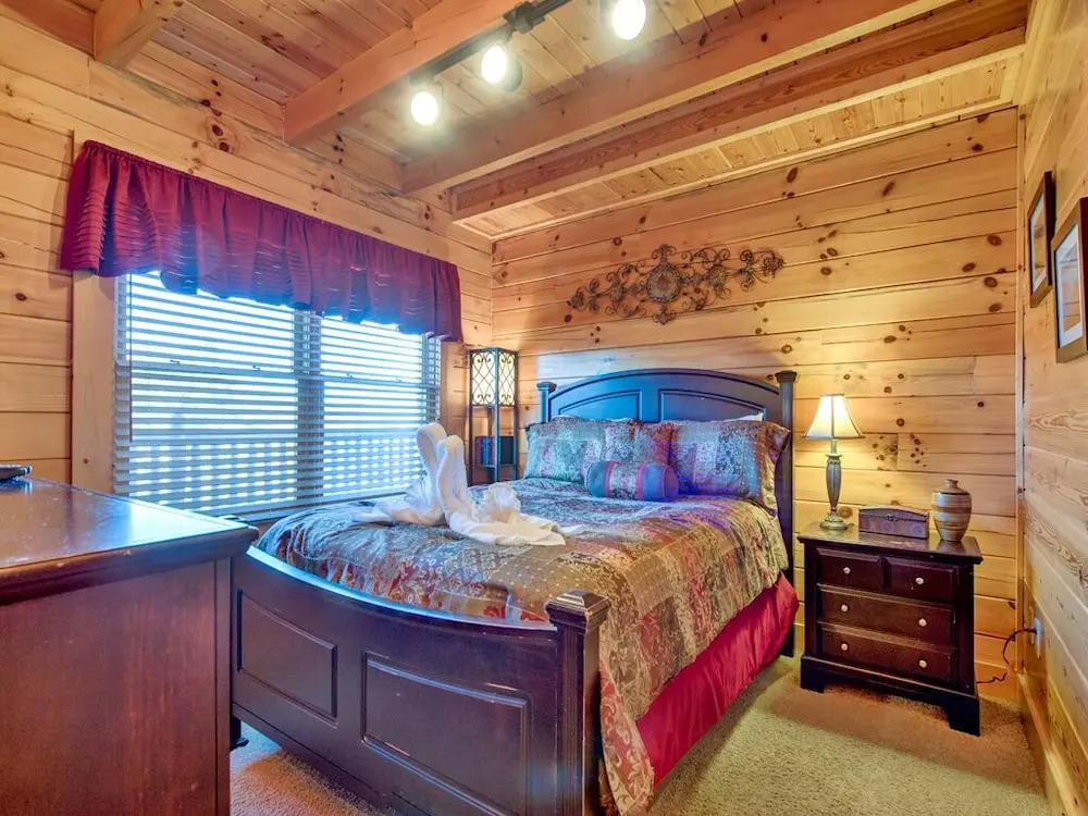 Misty Mountain Hideaway - Three Bedroom Cabin