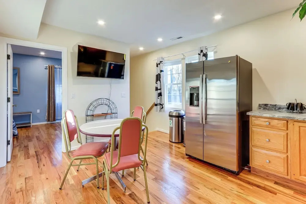 6 Mi to Dtwn New Haven: Duplex w/ Shared Yard