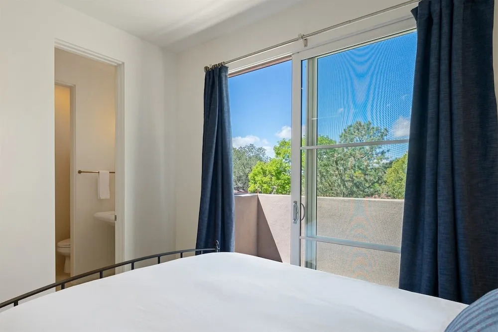 Stone's Throw - Unbeatable Location, Lovely Modern Interior