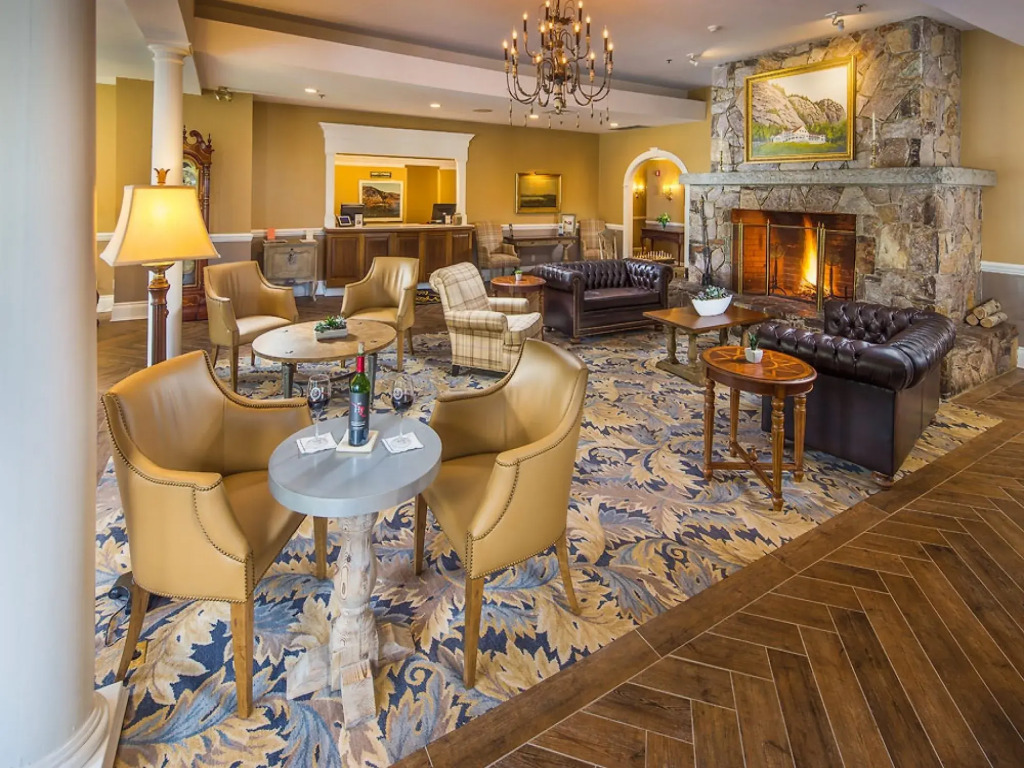 White Mountain Hotel and Resort