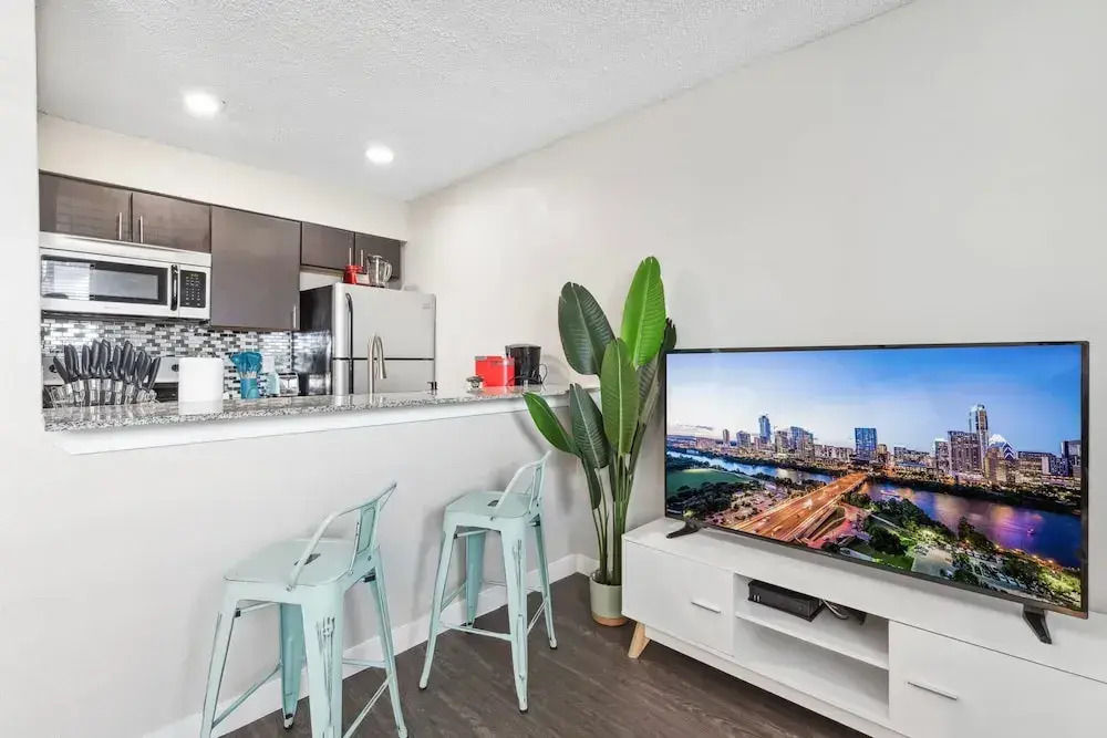 Charming King Bed 1BR w Pool 5 Min to DT