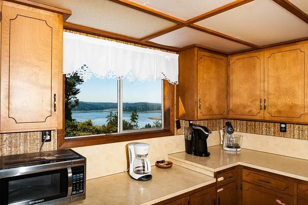 Bay View Retreat for 21 Guests 5 Br home by RedAwning