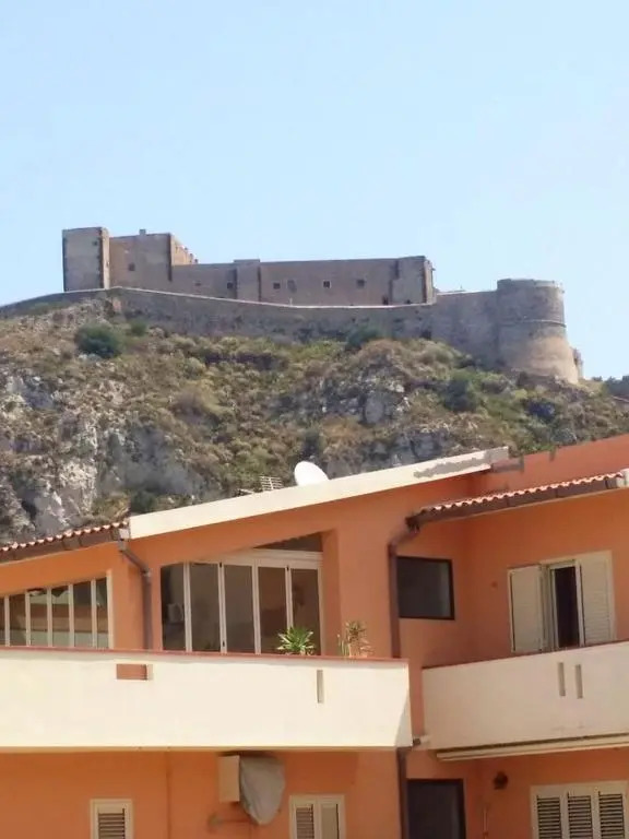 One bedroom appartement at Milazzo 30 m away from the beach with sea view furnished terrace and wifi