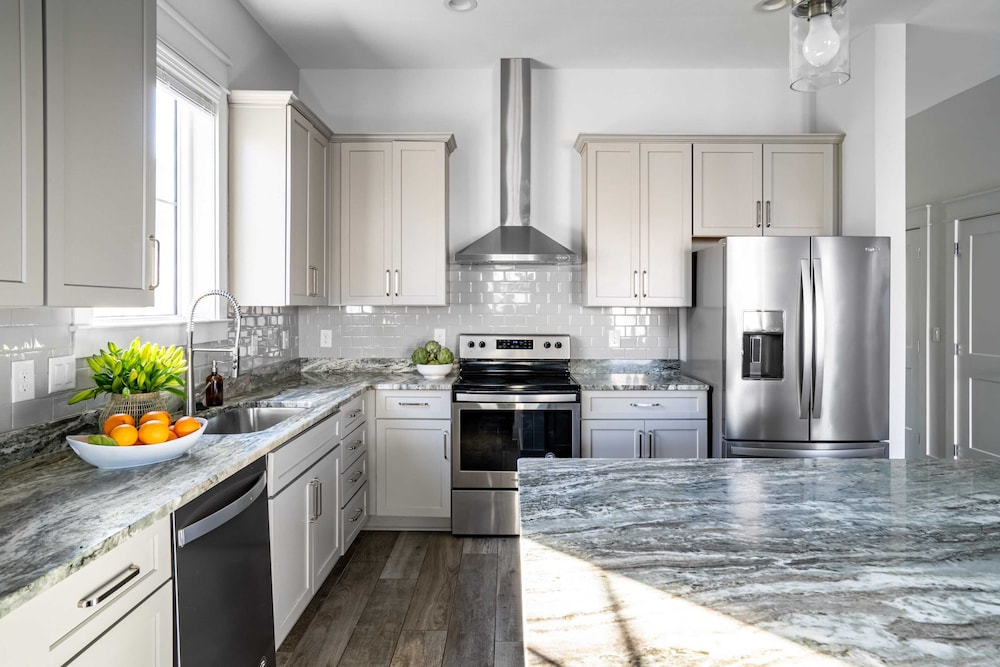 Lyle by Avantstay Chic Beach House w/ Pool & Hot Tub Walking Distance to Ocean