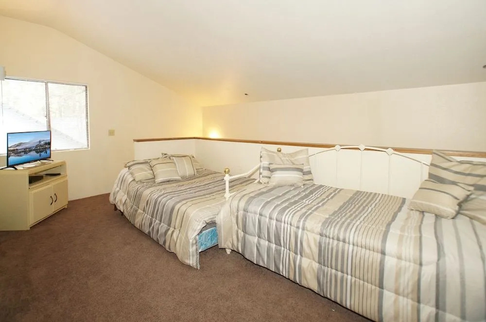 Summit X-ross Roads - Just a short drive to the Village and the lake with forest views