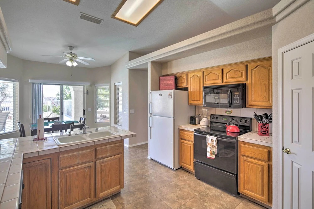 4 Mi to Lake Havasu Park: Modern Home w/ Pool!