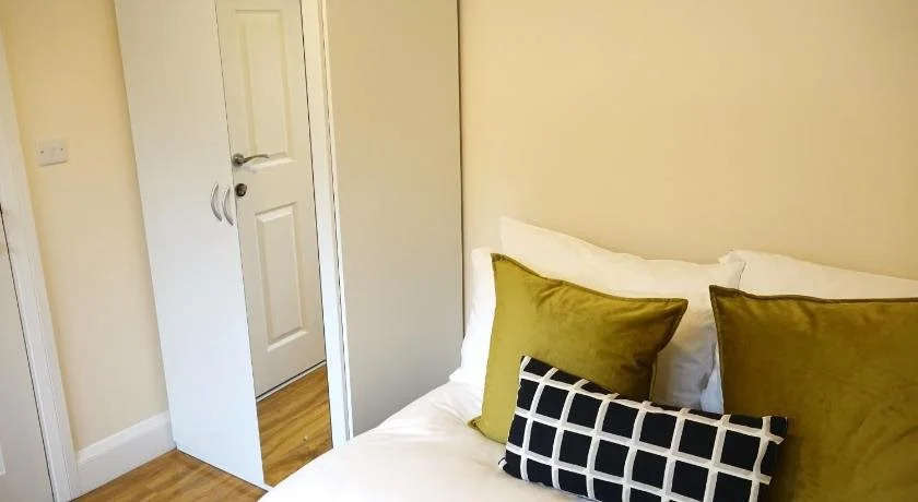 Heathrow Ensuite Rooms- Auto check in