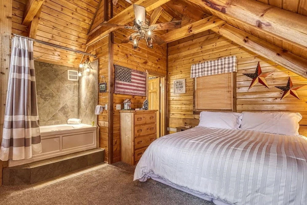 Laceys Place by Beyond Expectations With Hot Tub