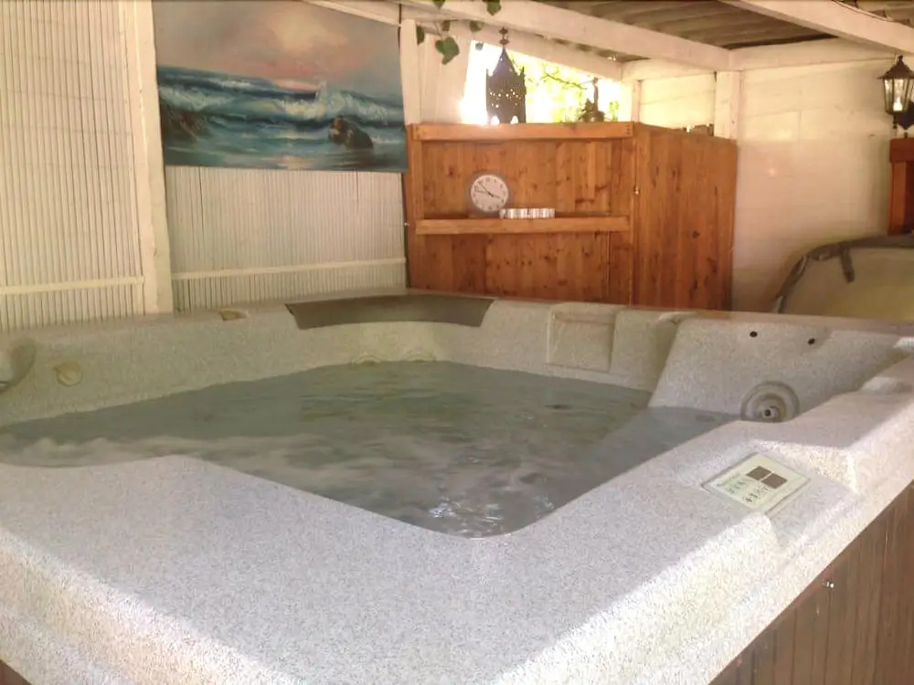 Studio romantique jacuzzi ou spa balneo privatif et jardin Au temps des cerises La Ciotat