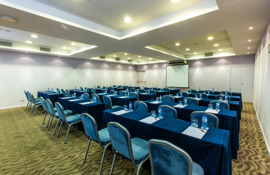 Отель Leonardo Hotel Barcelona Gran Via