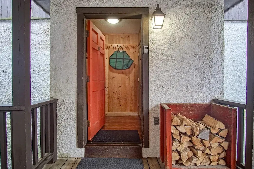 Whistlepunk 36: 1 Br Plus Bonus Sleeping Loft Slope Side