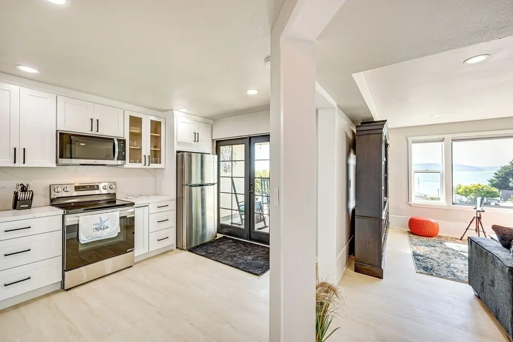 Puget Sound Views: Des Moines Apt w/ Patio