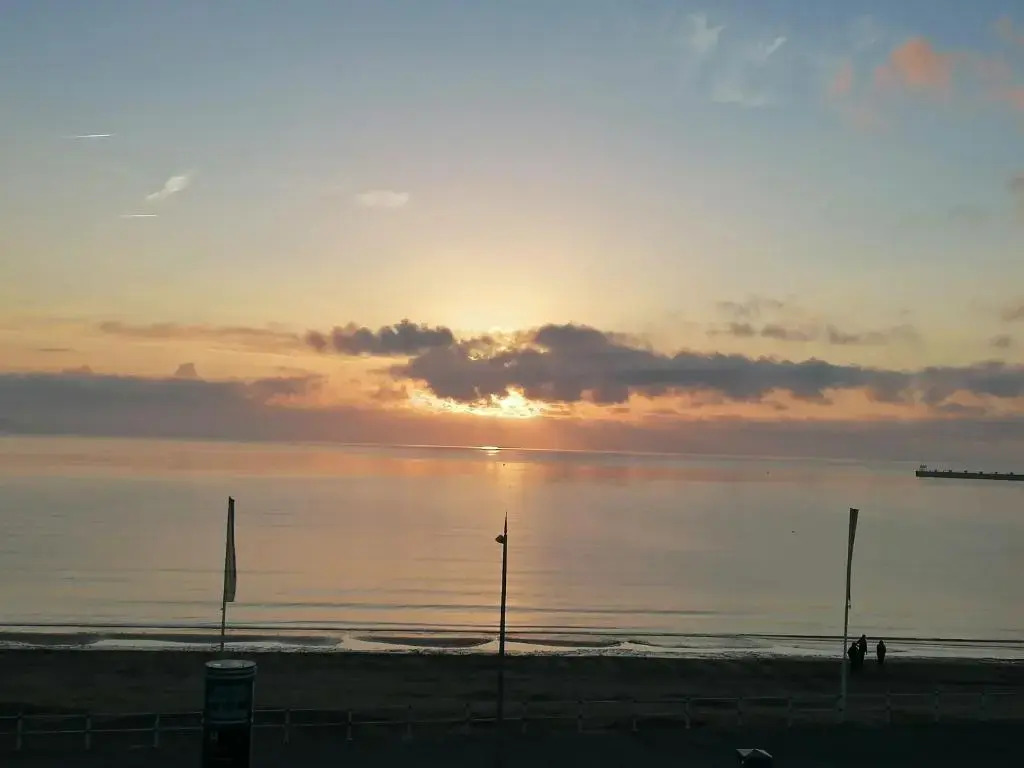 Sunrise View - Beachfront Apartment, Weymouth