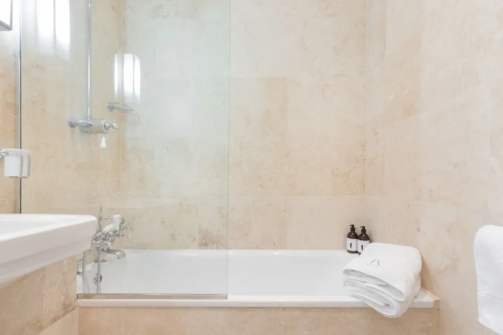 2 Bdr Queens Gardens by the Residences