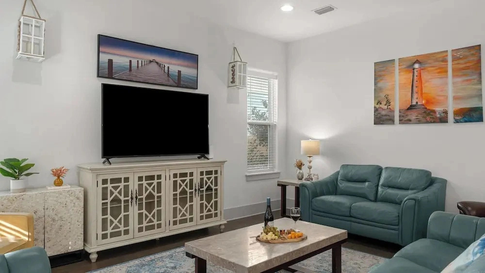 Sea Love by Avantstay Beach Home + Sleeps 16 Mins to Miramar Beach + Community Pool Group Stay