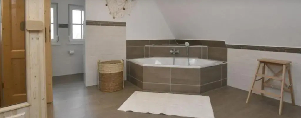 Reethaus Strandgut - geräumiges FH, 5 Schlafzimmer, Sauna und 3 Terrassen, Balkon