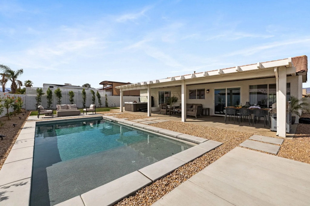 Montego by Avantstay Private Yard w/ Pool & Hot Tub