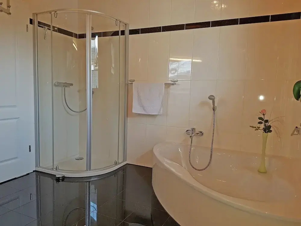 Reizendes Ferienhaus mit Swimmingpool Naehe Ostsee