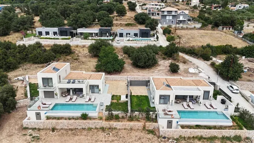 Luxurious Villa Retreat in Lourdata