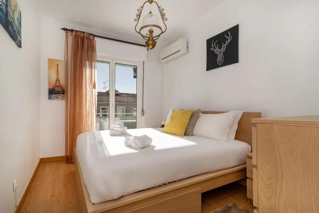 Bright Flat for 6 in Central Graça by GuestReady