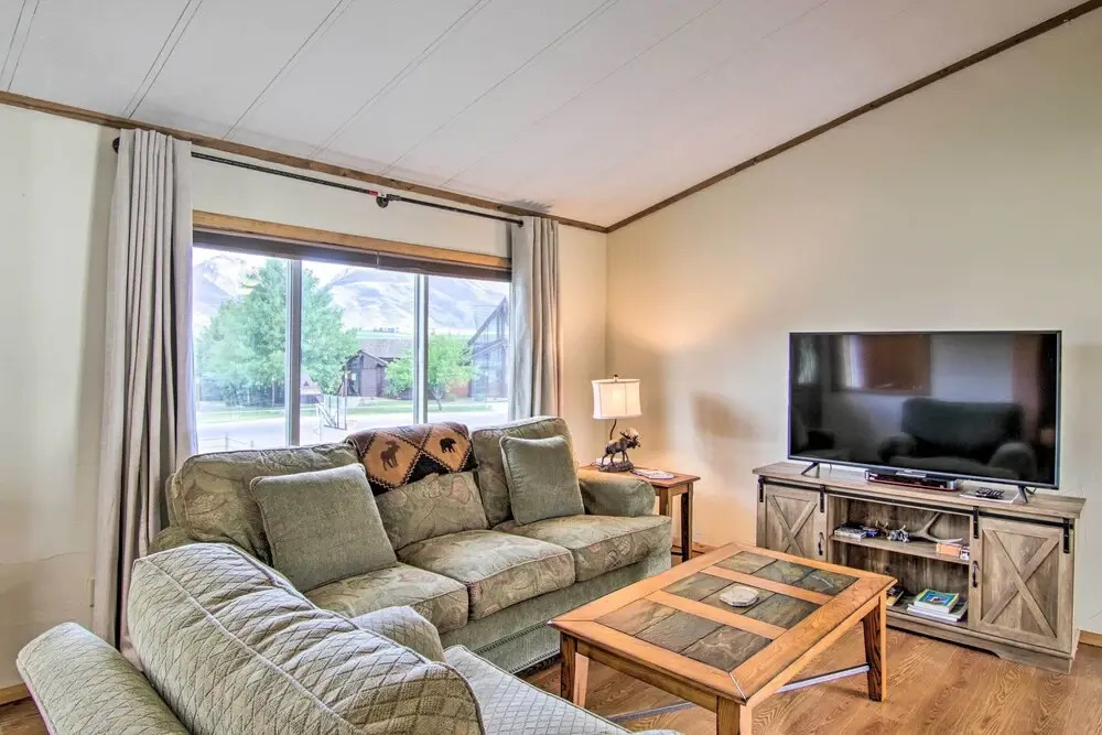 Montana's Emigrant Peaks Getaway: Apt w/ Amenities