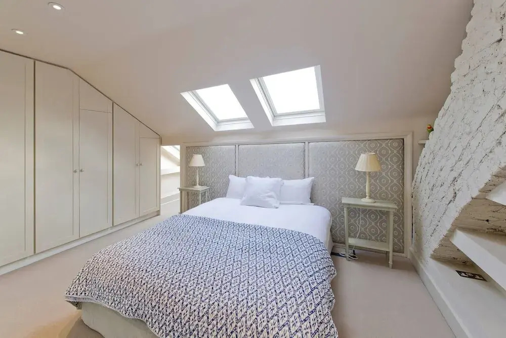 Bright & Spacious 2-bed Apt, 5 Mins From Tube