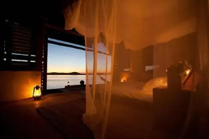 Lake Shore Lodge
