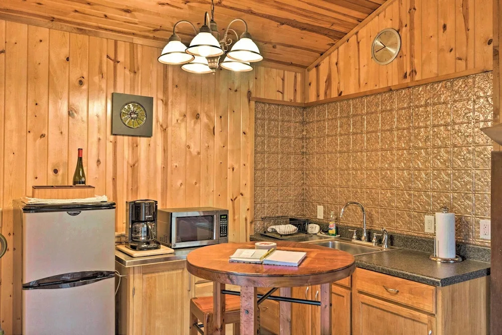'the Boat House' Creekside Escape in Hot Springs!