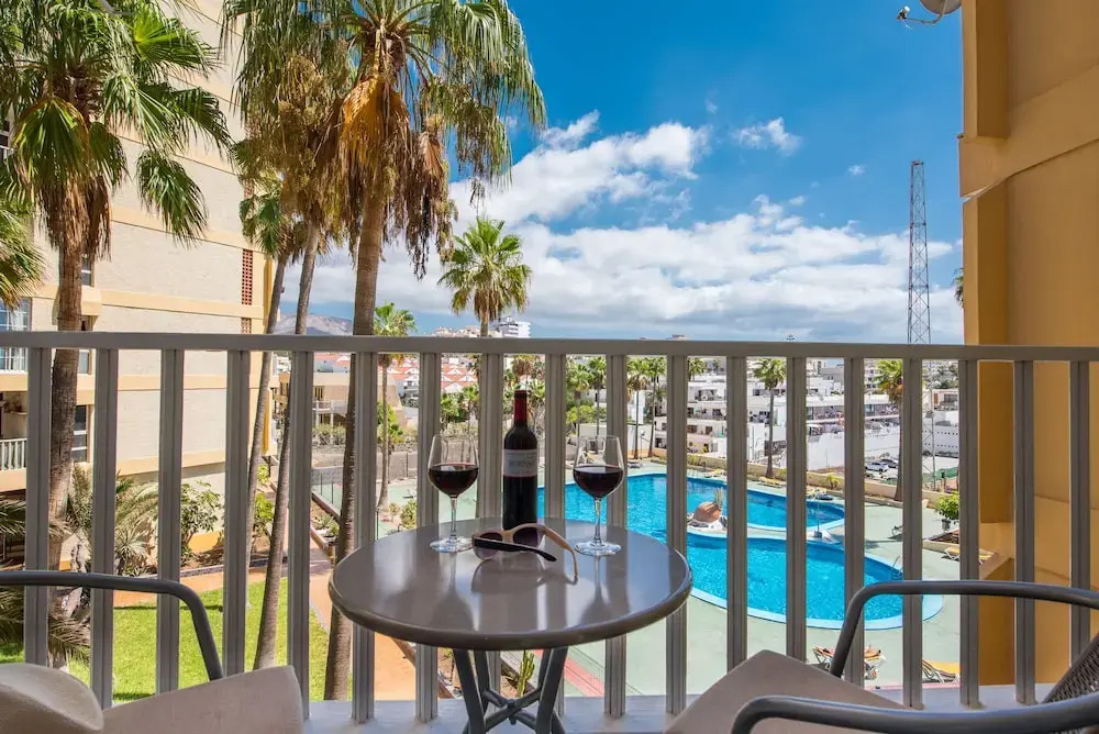 Y2F. Apartment with Pool View and next to the Beach!