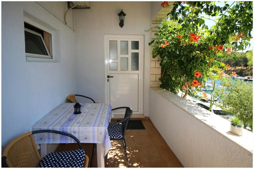 Elvi - Amazing Position & Parking - A1 Mali