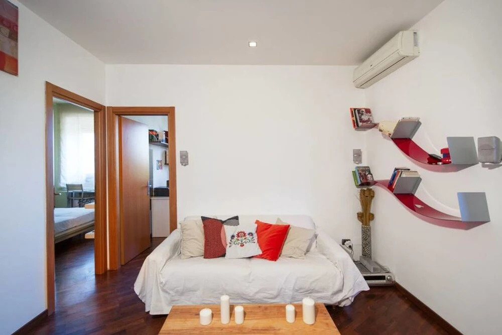 Nice and Colorful 2 bed Flat Near San Giovanni