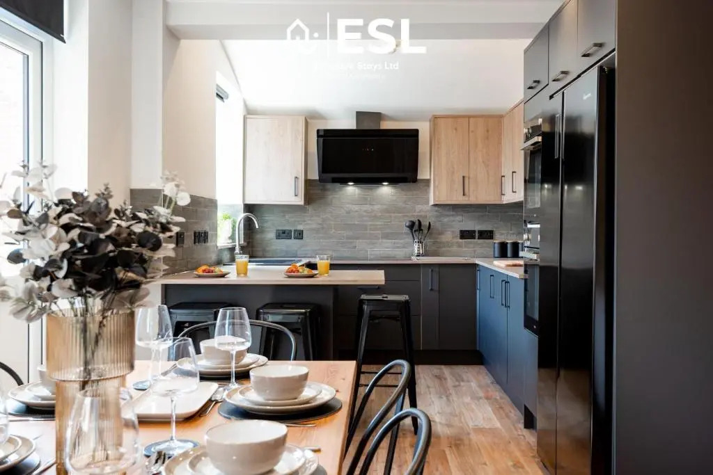 Central 5 Bedroom Townhouse perfectly located 2 mins walk from the Train Station