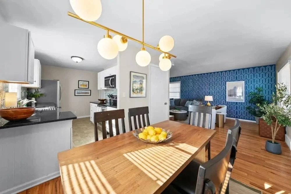 564 Massive 5 Bedroom With hot tub Close to Plaza