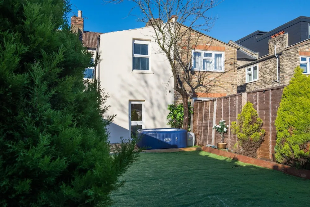 Stunnning 4 Bed House Hot Tub, Sky Tv, Pool Table