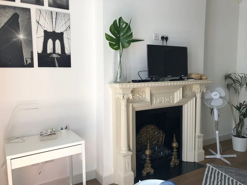 The Spacious Fitzjohn’s Road Apartment - RKC