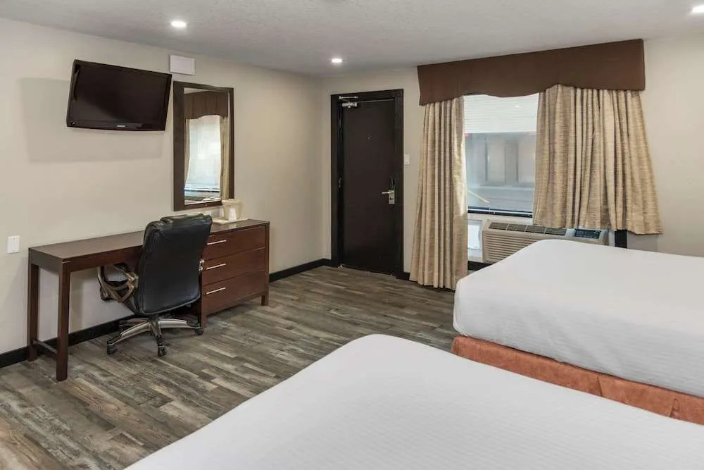 Econo Lodge Inn & Suites
